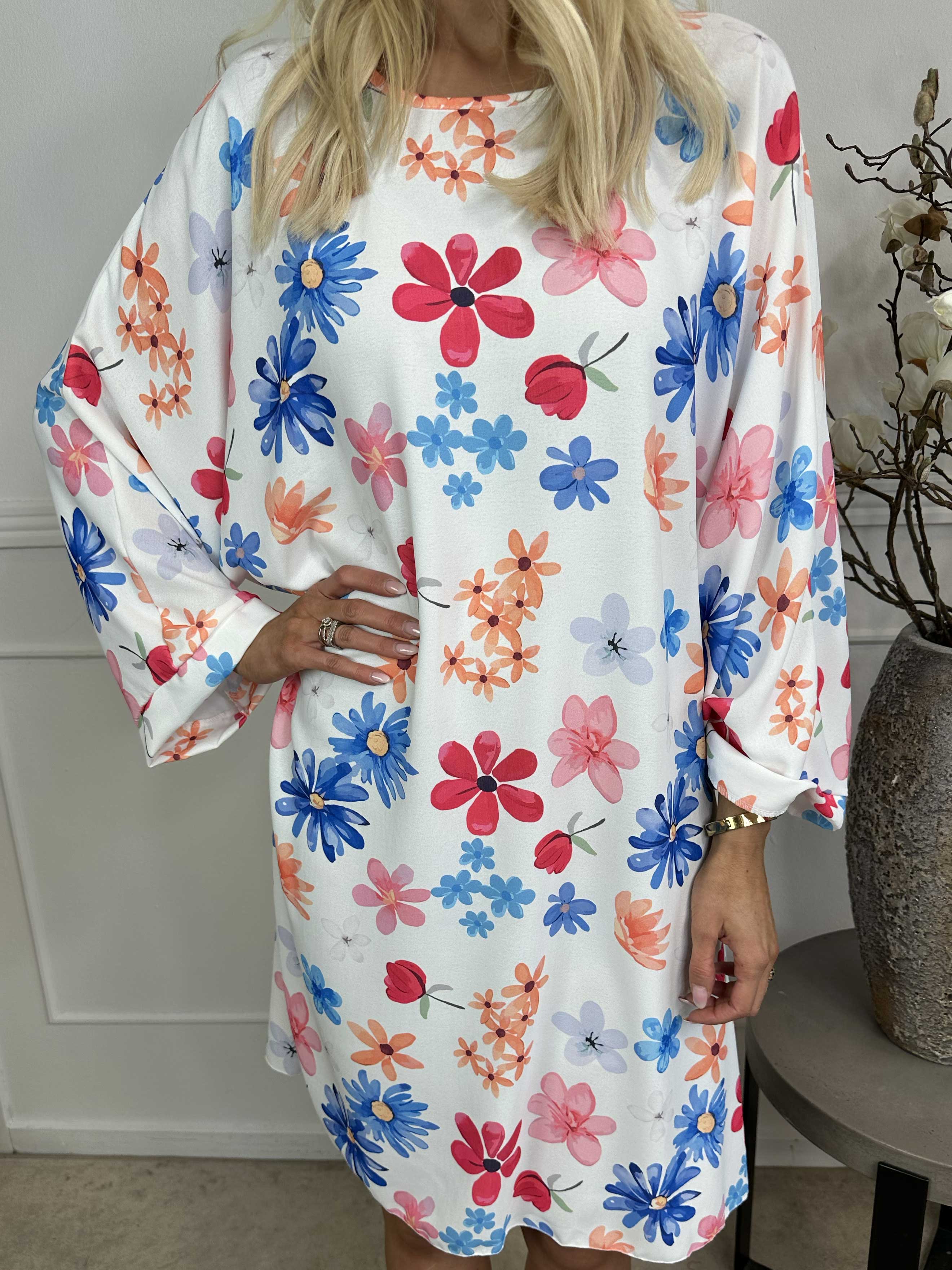 Sabina - Löst sittande klänning med blommigt tryck